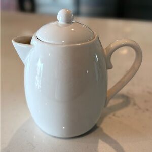 Starbucks White Ceramic Teapot/Coffee server with Lid